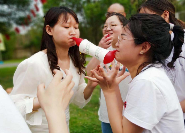 护理情"的户外团建活动,特邀郭书记,高主任参加,有击鼓传花,纸杯传递